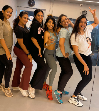 Group fitness batch members training together